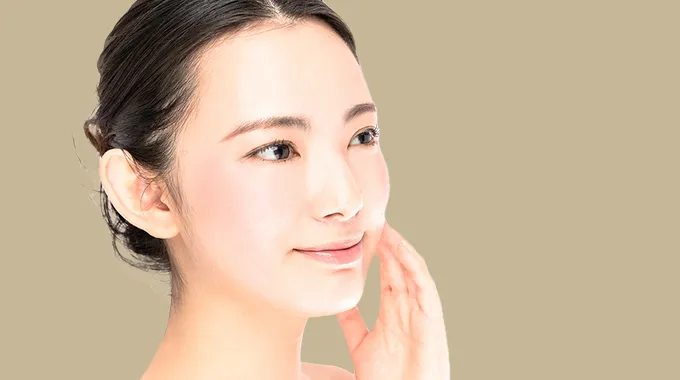 頬のたるみを気にしている女性