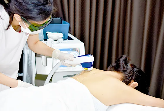 医療レーザー脱毛している女性