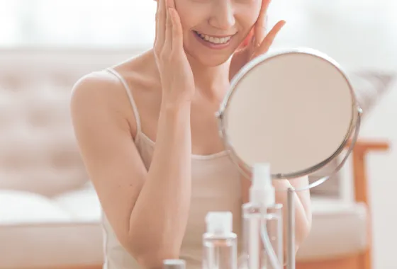 スキンケアをする女性