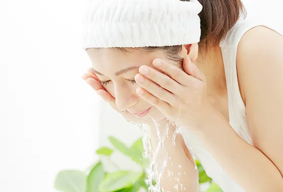 洗顔している女性