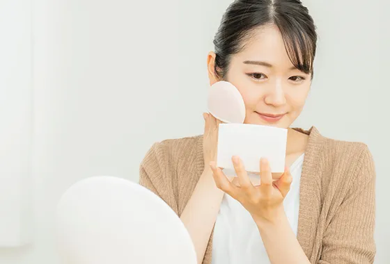 メイクをしている女性